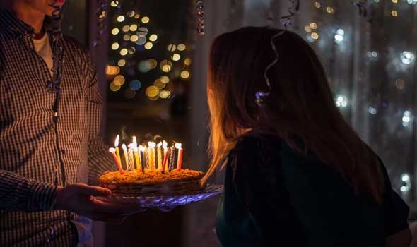الدار البيضاء اليوم  - فدوى الباني تعايد شقيقتها إيمان الباني في عيد ميلادها بطريقة مميزة