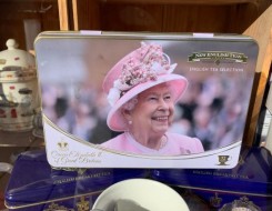 الدار البيضاء اليوم  - ملكة بريطانيا تلتقي لأول مرة بابنة الأمير هاري