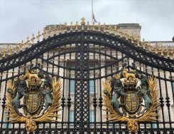 الدار البيضاء اليوم  - البريطانيون يضعون الزهور على بوابات قصر باكنغهام حداداً على الملكة