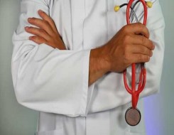 الدار البيضاء اليوم  - توقيف أطباء عن العمل في إيطاليا بسبب رفضهم تلقي لقاح فيروس كورونا