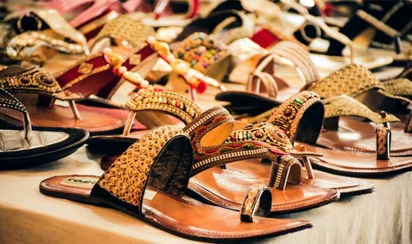 الدار البيضاء اليوم  - الأحذية المزينة بالجواهر موضة هذا العام