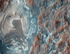 الدار البيضاء اليوم  - مركبة ناسا ترصد كثبانًا رملية بأشكال جميلة على سطح المريخ حتتها الرياح