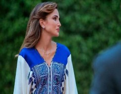 الدار البيضاء اليوم  - الملكة رانيا تتألق بإطلالة أنيقة بالقفطان المغربي