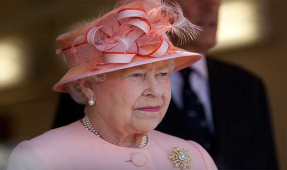 الدار البيضاء اليوم  - الملكة إليزابيث تحضر ختام عرض للخيول احتفالاً باليوبيل البلاتيني