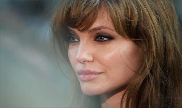 الدار البيضاء اليوم  - أنجلينا جولي تتعرض لموقف محرج على السجادة الحمراء بسبب وصلات شعر مستعار
