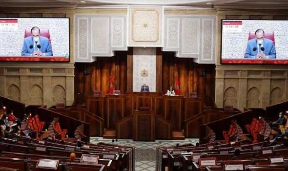 البرلمان المغربي يٌطالب بـاللباس الوطني أمام الملك