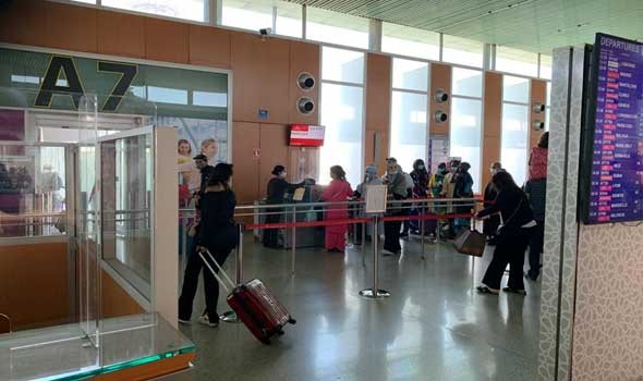 الدار البيضاء اليوم  - تسليم راكب إلى السلطات المغربية حاول فتح باب طائرة أثناء رحلتها من الدوحة إلى الدار البيضاء