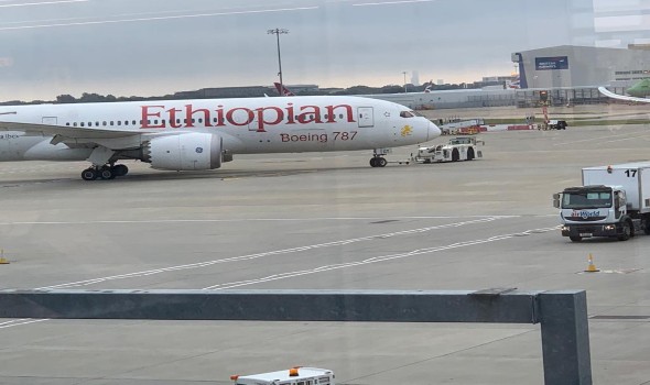 طائرة ركاب إثيوبية تتجاوز مدرج الهبوط بسبب نوم قائديها
