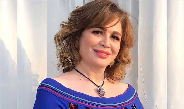 الدار البيضاء اليوم  - إلهام شاهين تُؤدي مناسك العمرة وتنشرة صورة لها بجوار الكعبة