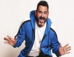 الدار البيضاء اليوم  - أكرم حسني يقف على المسرح للمرة الثانية بطلاً لمسرحية حتى لا يطير الدكان