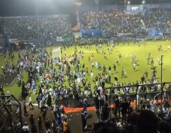 الدار البيضاء اليوم  - شغب في ملعب أندونيسي يتسبّب في مقتل ١٧٤ شخصاً في حادثة هي الأبشع لمبارة رياضية
