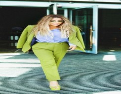 الدار البيضاء اليوم  - إستوحي إطلالتك الرسمية من أناقة النجمات بأجمل ألوان البدلات الكلاسيكية الراقية