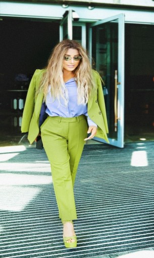 الدار البيضاء اليوم  - إستوحي إطلالتك الرسمية من أناقة النجمات بأجمل ألوان البدلات الكلاسيكية الراقية